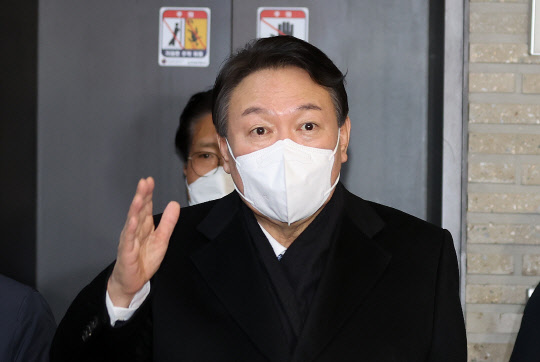 윤석열 국민의힘 대선후보가 3일 저녁 서울 여의도 당사에서 선대위 전면 쇄신안 후속대책을 논의한 뒤 당사를 나서고 있다.<공동취재·연합뉴스>